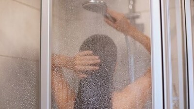 "On top of relieving pain and increasing blood flow circulation in your body, cold exposure may help combat symptoms of depression and anxiety," says Dr Uma Naidoo, Harvard trained psychiatrist, Professional Chef and Nutrition Specialist. (Freepik) "On top of relieving pain and increasing blood flow circulation in your body, cold exposure may help combat symptoms of depression and anxiety," says Dr Uma Naidoo, Harvard trained psychiatrist, Professional Chef and Nutrition Specialist. (Freepik)