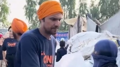 Randeep Hooda helps flood-hit victims.