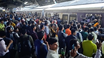 Rush of commuters at Thane railway station as heavy rainfall delayed local trains. (Praful Gangurde/ HT photo) Rush of commuters at Thane railway station as heavy rainfall delayed local trains. (Praful Gangurde/ HT photo)