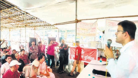 Unions protest against BMC’s list of 32K legit hawkers, demand re-survey