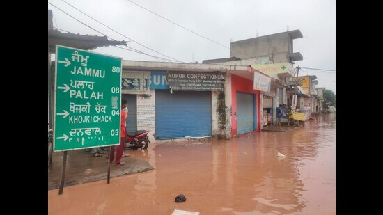 Around 2.8 lakh cusecs of water has been released in the Ujh river in Jammu posing threat to three Punjab districts. (HT Photo)