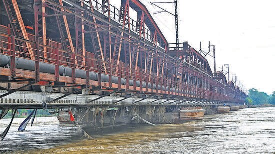 Officials said the river was swelling due to rain in its catchment area in northern states. (Vipin Kumar/HT Photo)