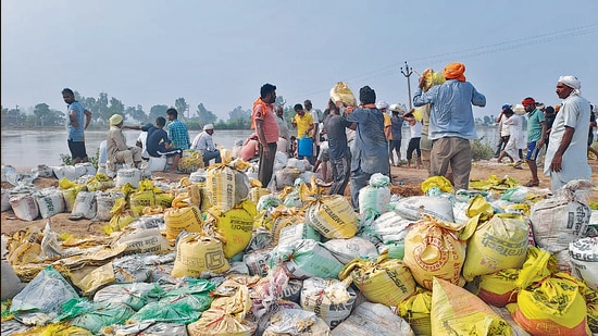 Residents of Banarsi village of Sangrur district led from the front in plugging the breach in the embankment of the Ghaggar. (HT photo)