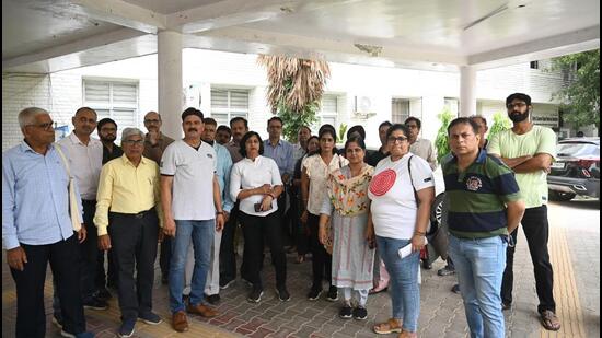 Residents of E and F towers of Chintels Paradiso. (Parveen Kumar/HT Photo)