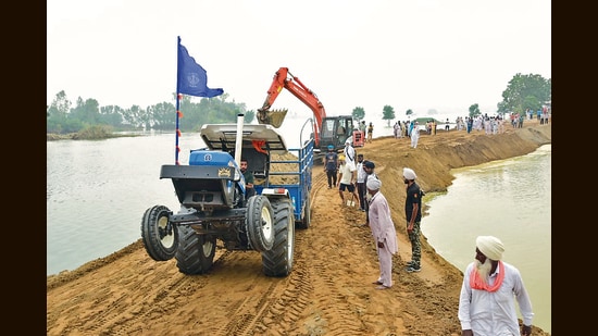 The residents, mainly youngsters from different parts of the state, thronged the breach site at Mandala Channa village in Shahkot sub-division a day after environmentalist and Aam Aadmi Party MP Balbir Singh Seechewal appealed for helping complete the plugging work that started on July 11. (HT photo)