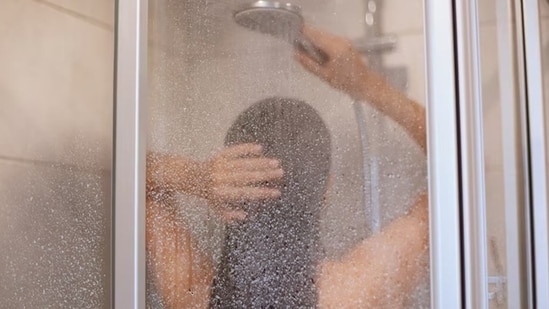 "On top of relieving pain and increasing blood flow circulation in your body, cold exposure may help combat symptoms of depression and anxiety," says Dr Uma Naidoo, Harvard trained psychiatrist, Professional Chef and Nutrition Specialist.&nbsp;(Freepik)