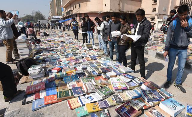 Thomas Abraham’s interest in yellowbacks dates back to his school days in the mid-1970s when he picked up his first one at a used books market much like this one at Daryaganj in Delhi. (Sonu Mehta/HT PHOTO)