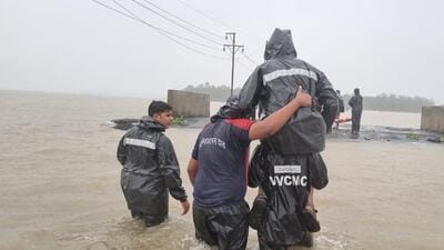 400 stranded families rescued in flooded Vasai-Virar 400 stranded families rescued in flooded Vasai-Virar