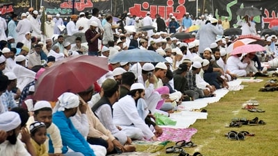 Muslim offering Namaz on the occasion of Eid-Al-Adha Bakrid festival at Gandhi Maidan in Patna , Bihar. (Photo by Santosh Kumar / Hindustan Times)
