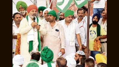 BKU leader Rakesh Tikait addresses protesting street vendors near the Chandigarh municipal corporation office in Sector 17 of Chandigarh on Thursday. (Keshav Singh/HT) BKU leader Rakesh Tikait addresses protesting street vendors near the Chandigarh municipal corporation office in Sector 17 of Chandigarh on Thursday. (Keshav Singh/HT)