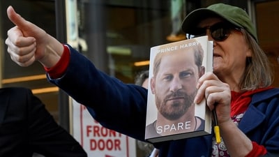 A supporter of Britain's Prince Harry gives a thumbs up outside the Rolls Building of the High Court in London, Britain June 7, 2023. REUTERS/Toby Melville (REUTERS)