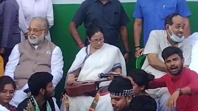 West Bengal CM Mamata Banerjee plays guitar. (HT)