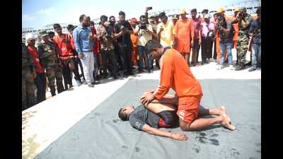 Mock drill being carried out at Namo Ghat in Varanasi. (HT Photo)