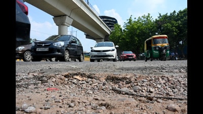 The authorities are yet to repair the road as the civil department did not get the green signal from officials to repair it, said Noida authority traffic cell. (Sunil Ghosh/HT Photo) The authorities are yet to repair the road as the civil department did not get the green signal from officials to repair it, said Noida authority traffic cell. (Sunil Ghosh/HT Photo)