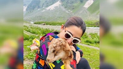 In one of the photos, Sara Ali Khan can be seen posing for a photograph with local children.&nbsp; (Instagram/@saraalikhan95)