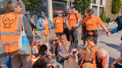 Counter-protestors making a human chain around Just Stop Oil activists. (Twitter/@JustStop_Oil) Counter-protestors making a human chain around Just Stop Oil activists. (Twitter/@JustStop_Oil)