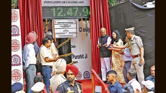 Punjab governor and UT administrator Banwarilal Purohit inaugurates the digital population clock at Panjab University in Chandigarh on Thursday. (Keshav Singh/HT)