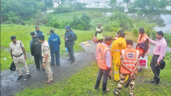 The search team near Kalyan creek on Thursday. (Praful Gangurde / HT Photo)