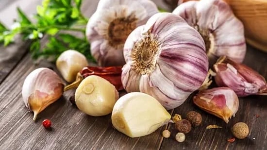 Garlic is known for having anti-bacterial properties. Consuming 4-5 cloves of raw garlic helps in fighting against urine infections.&nbsp;(Unsplash)