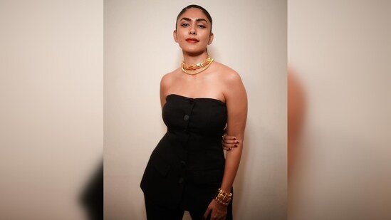 Mrunal Thakur's set comprises a strapless buttoned top and bootcut pants.&nbsp;(Instagram/@mrunalthakur)