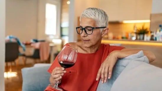 "People think alcohol helps their anxiety, but in reality, it actually is a factor that can increase it," wrote Therapist Alison Seponara as she explained the negative impacts of alcohol on anxiety and how it can increase the symptoms for worse.&nbsp;(Unsplash)