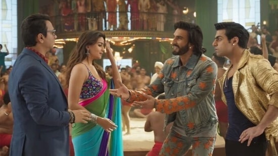 Alia Bhatt and Ranveer Singh in a still from Rocky Aur Rani Kii Prem Kahaani promo.