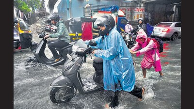 Earlier this season, Mumbai had also received 90% of June’s average rainfall in just five days, when Santacruz saw 485mm between June 24 and June 29. This phenomenon -- of large rainfall deficits being made up in days -- conforms to changing trends in city’s recent weather data. (Vijay Bate/HT Photo)