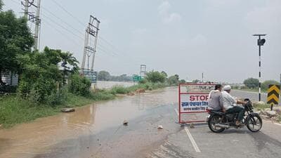 One side of National Highway (NH)-9 which connects Sirsa to Hisar has been closed for traffic due to flooding caused by a breach in Rangoi nullah near Sikandarpur village in Sirsa. (HT Photo) One side of National Highway (NH)-9 which connects Sirsa to Hisar has been closed for traffic due to flooding caused by a breach in Rangoi nullah near Sikandarpur village in Sirsa. (HT Photo)