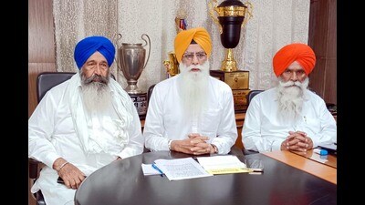 SGPC members address mediapersons in Amritsar on Friday. (HT Photo) SGPC members address mediapersons in Amritsar on Friday. (HT Photo)