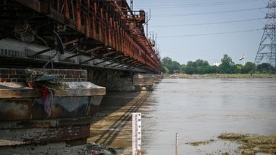 The Yamuna breached its danger mark again on Friday. (Sanchit Khanna/HT Photo)