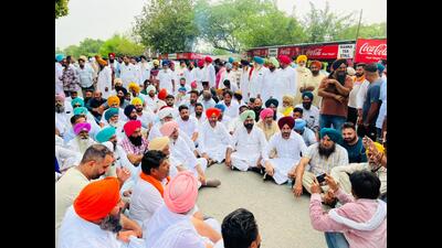 The farmers said they have already suffered a lot due to inundated fields. (HT Photo) The farmers said they have already suffered a lot due to inundated fields. (HT Photo)