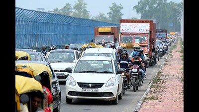 The new system will also ease the pressure on traffic personnel with the new changes coming into effect on Thursday, said deputy commissioner of police (traffic) Suniti on Friday, while announcing the changes. (Sunil Ghosh/HT Photo) The new system will also ease the pressure on traffic personnel with the new changes coming into effect on Thursday, said deputy commissioner of police (traffic) Suniti on Friday, while announcing the changes. (Sunil Ghosh/HT Photo)