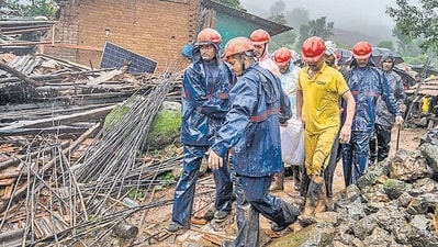 Volunteers carrying out rescue operation in Raigad. (HT_PRINT)