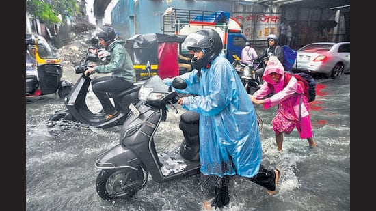 Earlier this season, Mumbai had also received 90% of June’s average rainfall in just five days, when Santacruz saw 485mm between June 24 and June 29. This phenomenon -- of large rainfall deficits being made up in days -- conforms to changing trends in city’s recent weather data. (Vijay Bate/HT Photo)