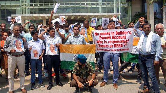 Mahira homebuyers stage a protest against the Sector 68 project delay on Golf Course Road on Friday. (Parveen Kumar/ HT)