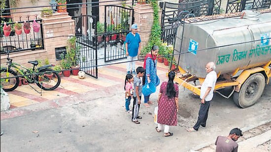 Phase 7 residents lining up to fill their buckets amid the ongoing water shortage in Mohali. (HT Photo)
