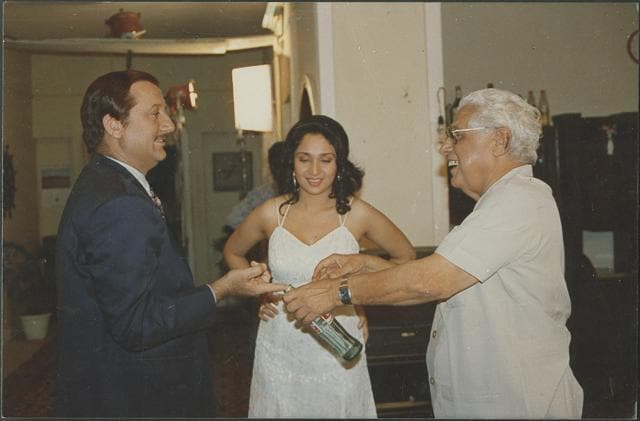 Basu Chatterjee with Anupam Kher and Pratibha Sinha on the sets of Gudgudee. The indefatigable director was involved in movie making till the age of 78. (HT Photo) Basu Chatterjee with Anupam Kher and Pratibha Sinha on the sets of Gudgudee. The indefatigable director was involved in movie making till the age of 78. (HT Photo)