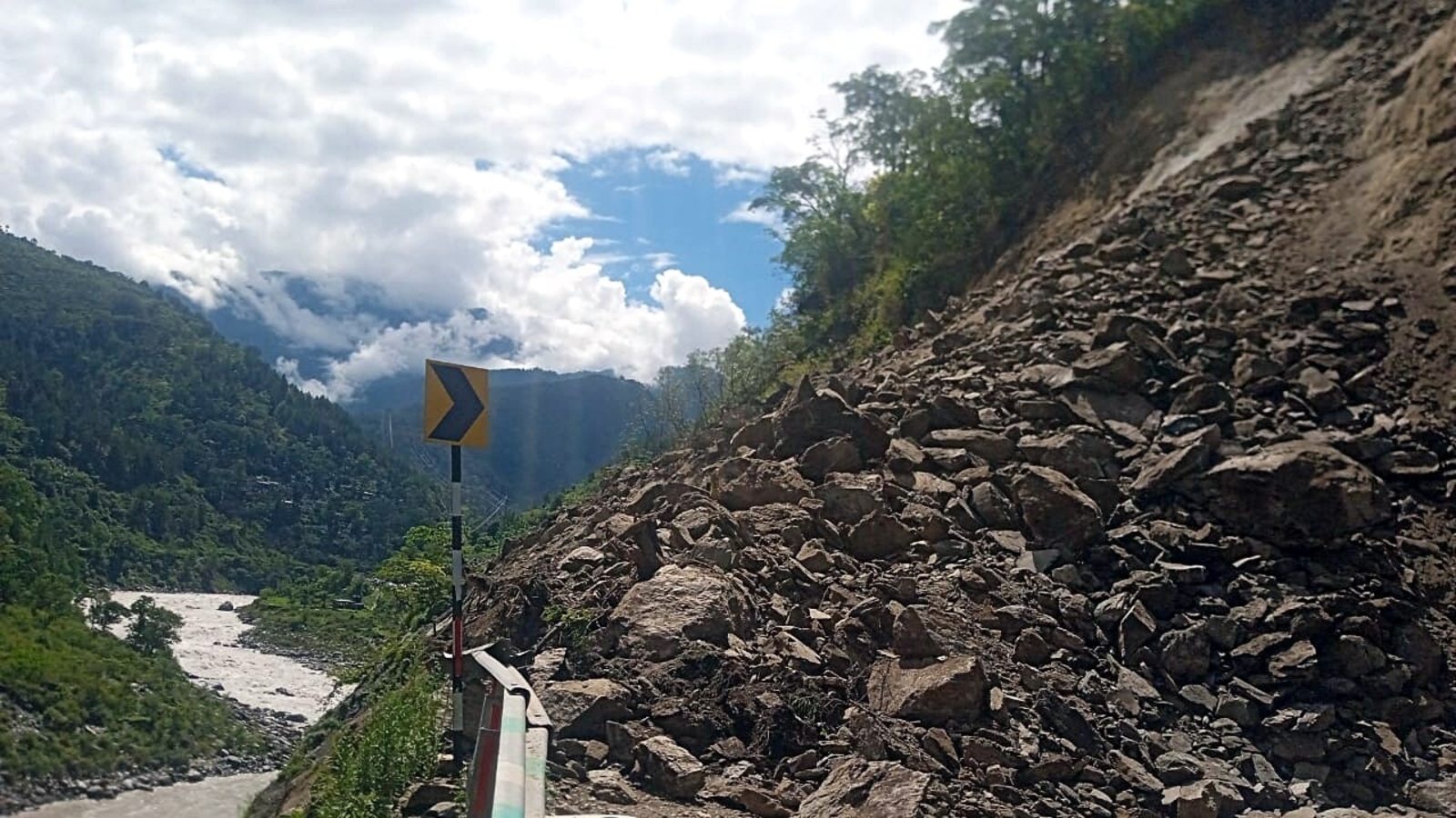 Yamunotri, Badrinath national highways blocked due to falling debris amid rains - Vimarsana News