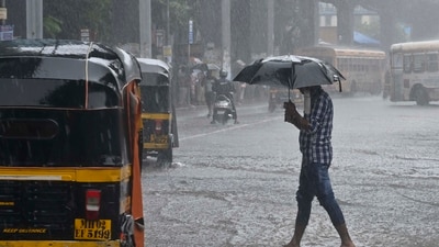 People que in Auto line in a Heavy Rainfall at Andheri, in Mumbai. (Photo by Vijay Bate/HT Photo)