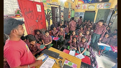 A teacher taking a class in an overcrowded room at Government Primary School, Kundanpuri, on Saturday. (Gurpreet Singh/HT) A teacher taking a class in an overcrowded room at Government Primary School, Kundanpuri, on Saturday. (Gurpreet Singh/HT)