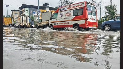 Meanwhile, the Thane district administration sounded a flood alert for villages in Bhiwandi, Shahapur and Vasai talukas after the water levels in Tansa Dam reached close to the overflow levels on Saturday. (Pramod Tambe/HT PHOTO) Meanwhile, the Thane district administration sounded a flood alert for villages in Bhiwandi, Shahapur and Vasai talukas after the water levels in Tansa Dam reached close to the overflow levels on Saturday. (Pramod Tambe/HT PHOTO)