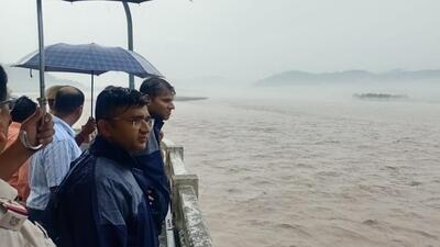 Officials monitoring the flow of water at Hathnikund barrage in Yamunanagar district of Haryana. (HT file photo) Officials monitoring the flow of water at Hathnikund barrage in Yamunanagar district of Haryana. (HT file photo)