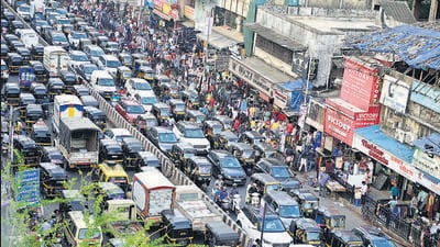 Traffic snarls are a constant on S V Road, due to hawkers’ menace outside Andheri west station. (Anshuman Poyrekar/HT PHOTO) Traffic snarls are a constant on S V Road, due to hawkers’ menace outside Andheri west station. (Anshuman Poyrekar/HT PHOTO)