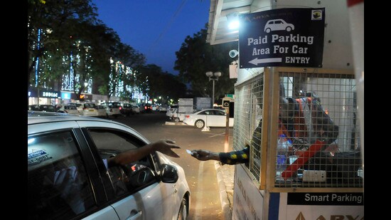 As per the proposal, parking for non-commercial and non-electric four-wheelers as well as commercial three-wheelers in MC’s paid parking lots will be free for the first 10 minutes. But a ₹20 fee, up from current ₹14, will be levied for vehicles parked for 11 minutes to four hours. (HT File Photo)