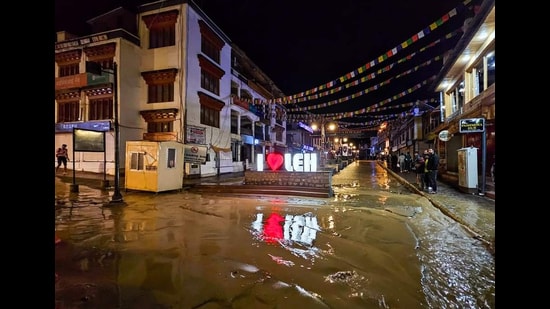 Over a dozen houses and shops suffered partial damage after cloudburst triggered flash floods in Leh town late last night. (Aqil Khan/HT)