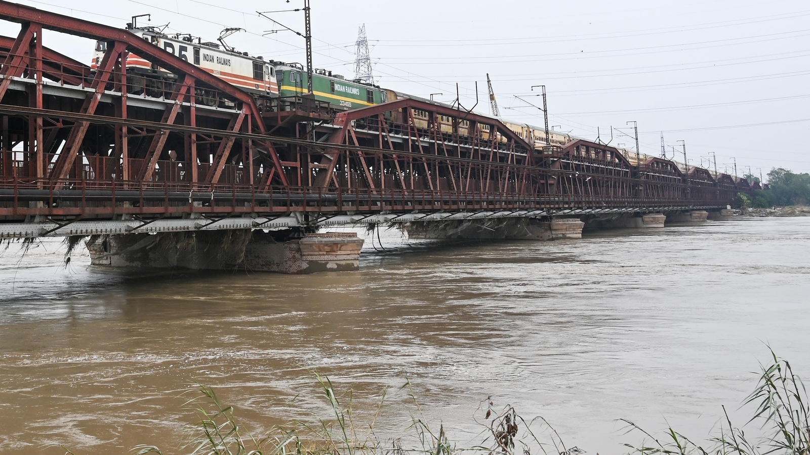 Delhi Yamuna breaches danger mark again; water enters Noida houses: Updates | Latest News Delhi - Vimarsana News