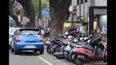After the standing committee, headed by the municipal commissioner, approves the tenders, PMC will appoint new contractors to manage the parking lots. (HT PHOTO) After the standing committee, headed by the municipal commissioner, approves the tenders, PMC will appoint new contractors to manage the parking lots. (HT PHOTO)