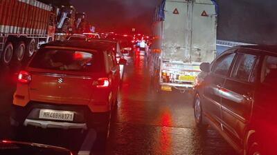 Long queues of traffic were seen on Pune-Mumbai Expressway, near Adoshi village. (HT PHOTO)