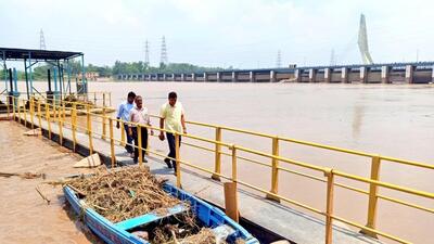 Minister Saurabh Bharadwaj inspects flood preparations. (HT Photo) Minister Saurabh Bharadwaj inspects flood preparations. (HT Photo)