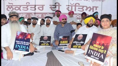 PPCC president Amarinder Singh Raja Warring, Charanjit Channi, Navjot Singh Sidhu, Bharat Bhushan Ashu and other Congress leaders stage a protest against the Centre at Grain Market on Gill Road in Ludhiana on Sunday. (Gurpreet Singh/HT)
